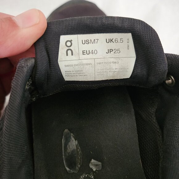 On Running Cloud Waterproof Sneakers Black - Size US 7 - Picture 8 of 9